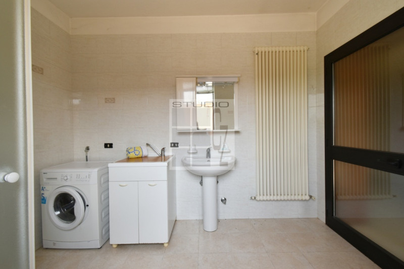 Proponiamo in vendita soluzione COMPLETAMENTE INDIPENDENTE, con annessi ricoveri agricoli su un l...