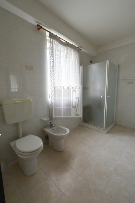 Proponiamo in vendita soluzione COMPLETAMENTE INDIPENDENTE, con annessi ricoveri agricoli su un l...