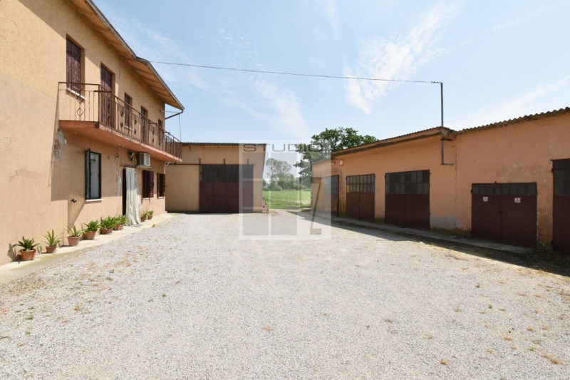 Proponiamo in vendita soluzione COMPLETAMENTE INDIPENDENTE, con annessi ricoveri agricoli su un l...