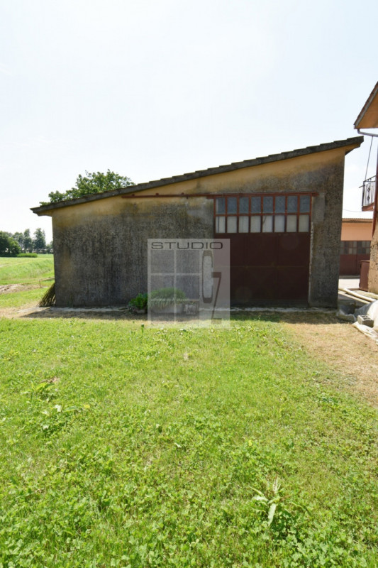 Proponiamo in vendita soluzione COMPLETAMENTE INDIPENDENTE, con annessi ricoveri agricoli su un l...