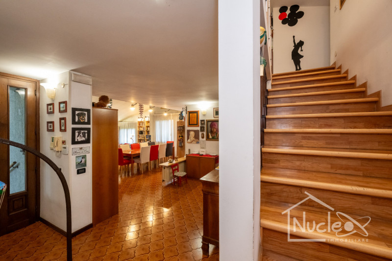 In zona Abano Terme proponiamo una villa singola con parco verde di proprietà esclusiva. Si carat...