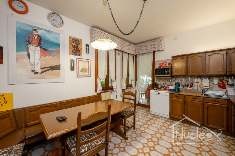 In zona Abano Terme proponiamo una villa singola con parco verde di proprietà esclusiva. Si carat...