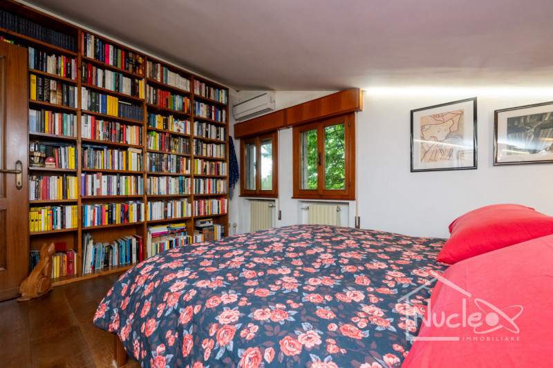 In zona Abano Terme proponiamo una villa singola con parco verde di proprietà esclusiva. Si carat...