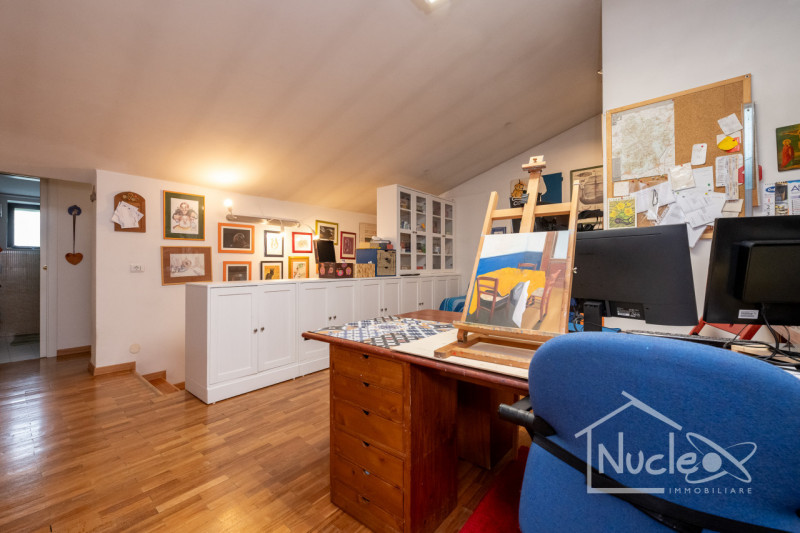 In zona Abano Terme proponiamo una villa singola con parco verde di proprietà esclusiva. Si carat...