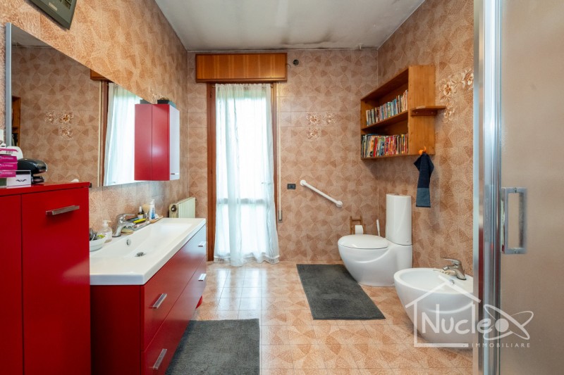 In zona Abano Terme proponiamo una villa singola con parco verde di proprietà esclusiva. Si carat...