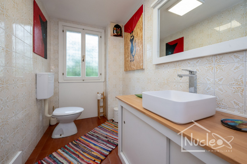 In zona Abano Terme proponiamo una villa singola con parco verde di proprietà esclusiva. Si carat...