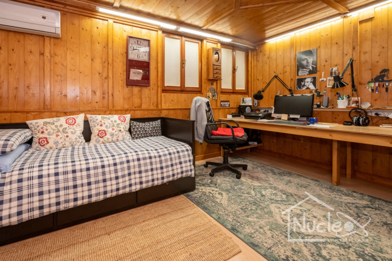 In zona Abano Terme proponiamo una villa singola con parco verde di proprietà esclusiva. Si carat...