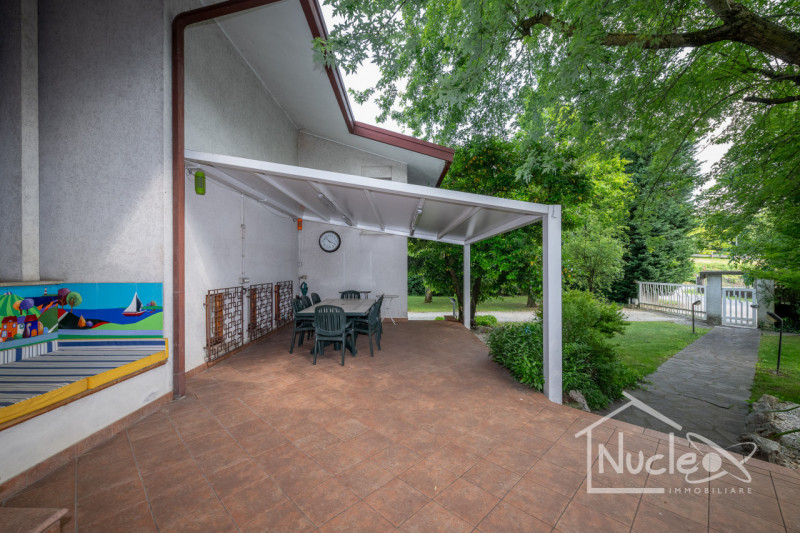 In zona Abano Terme proponiamo una villa singola con parco verde di proprietà esclusiva. Si carat...