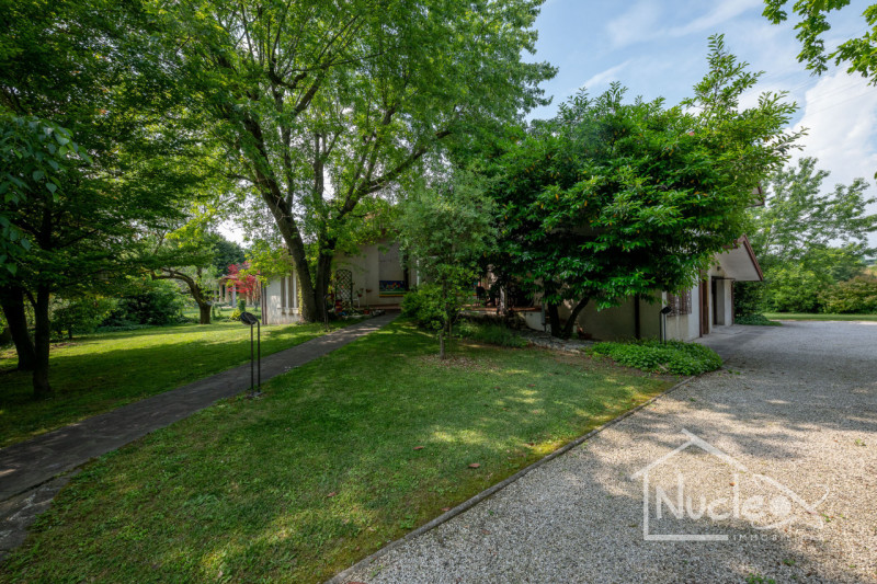 In zona Abano Terme proponiamo una villa singola con parco verde di proprietà esclusiva. Si carat...