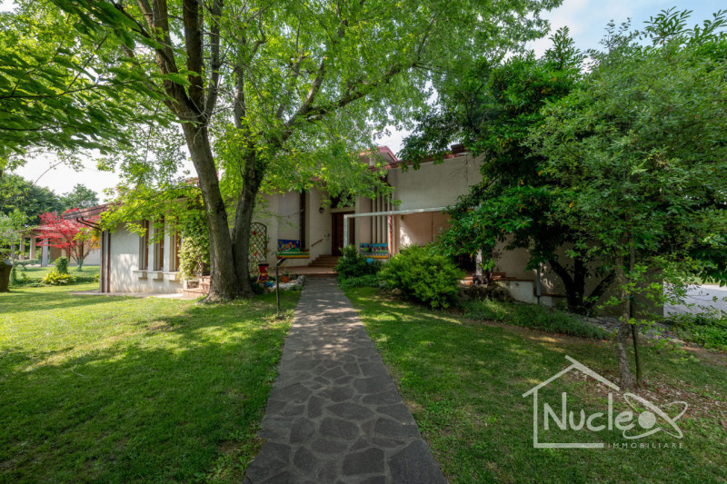 In zona Abano Terme proponiamo una villa singola con parco verde di proprietà esclusiva. Si carat...