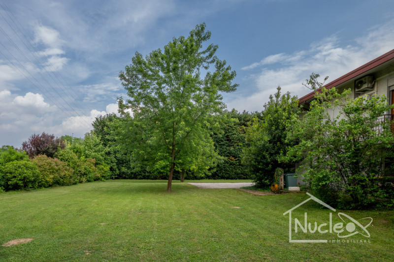 In zona Abano Terme proponiamo una villa singola con parco verde di proprietà esclusiva. Si carat...