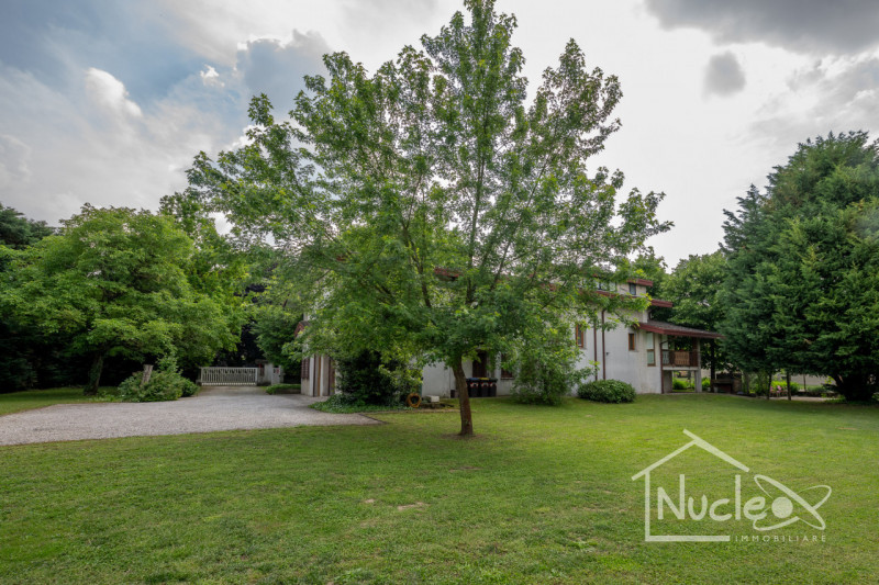 In zona Abano Terme proponiamo una villa singola con parco verde di proprietà esclusiva. Si carat...