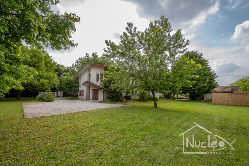 In zona Abano Terme proponiamo una villa singola con parco verde di proprietà esclusiva. Si carat...