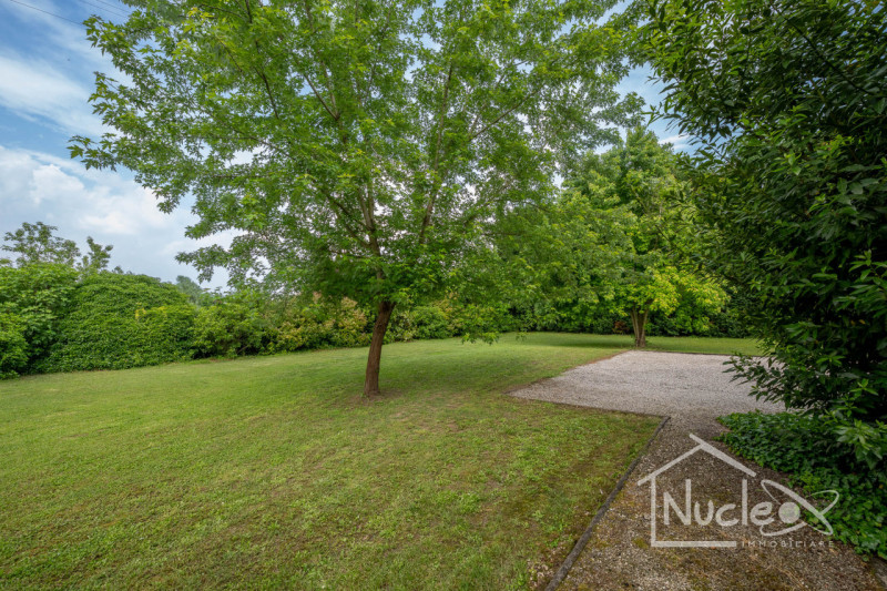 In zona Abano Terme proponiamo una villa singola con parco verde di proprietà esclusiva. Si carat...