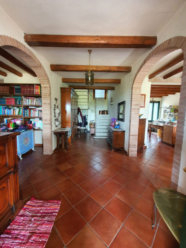 Scoprite questa incantevole casa colonica situata nel cuore della campagna di Cavarzere, un'oppor...