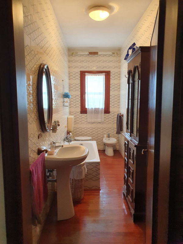 Scoprite questa incantevole casa colonica situata nel cuore della campagna di Cavarzere, un'oppor...