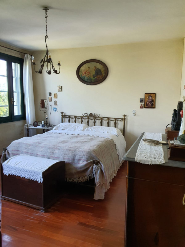 Scoprite questa incantevole casa colonica situata nel cuore della campagna di Cavarzere, un'oppor...