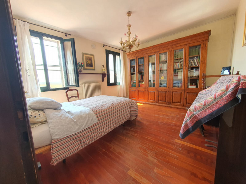 Scoprite questa incantevole casa colonica situata nel cuore della campagna di Cavarzere, un'oppor...