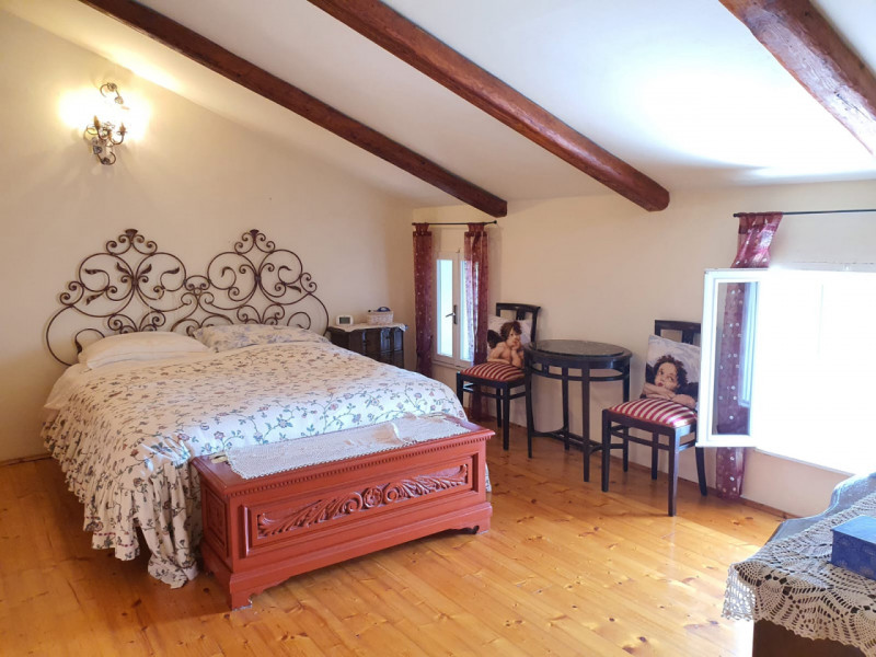 Scoprite questa incantevole casa colonica situata nel cuore della campagna di Cavarzere, un'oppor...