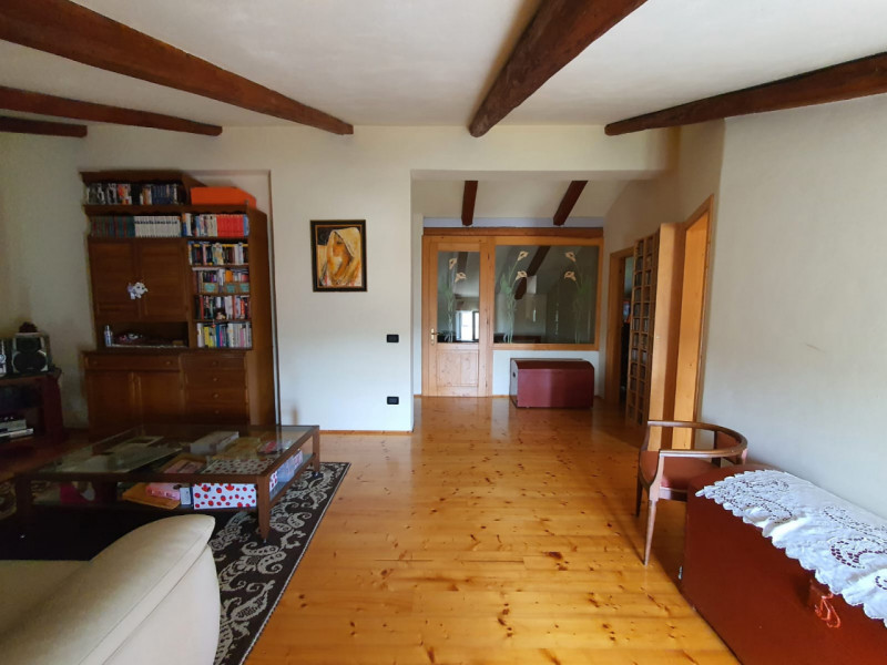 Scoprite questa incantevole casa colonica situata nel cuore della campagna di Cavarzere, un'oppor...