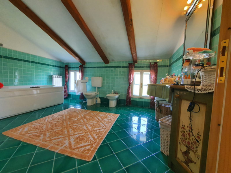 Scoprite questa incantevole casa colonica situata nel cuore della campagna di Cavarzere, un'oppor...