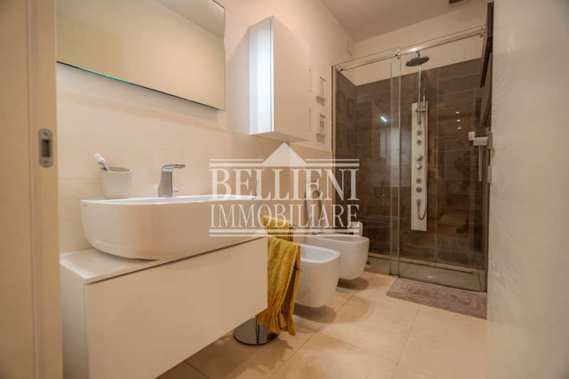 ZONA PISCINE - In recentissimo palazzo, splendido appartamento tricamere con terrazza e garage.
L...