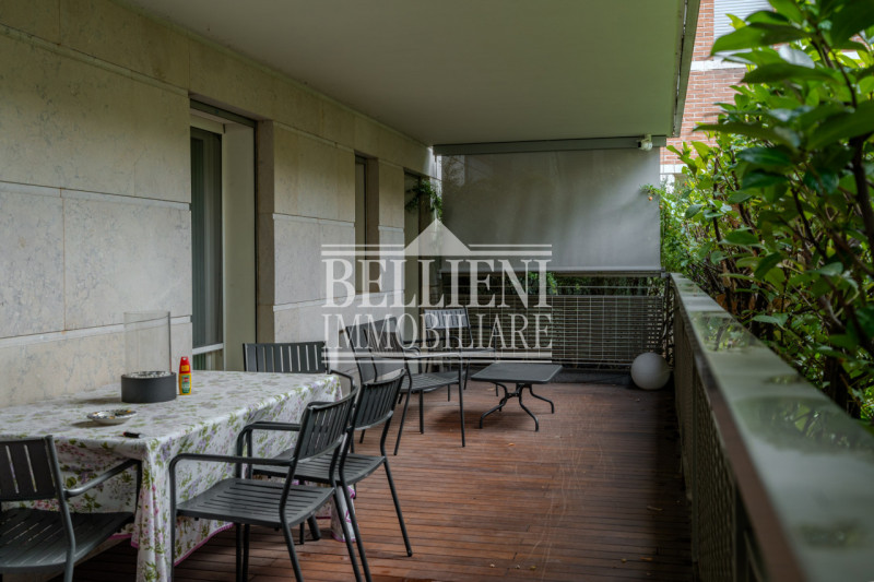 ZONA PISCINE - In recentissimo palazzo, splendido appartamento tricamere con terrazza e garage.
L...