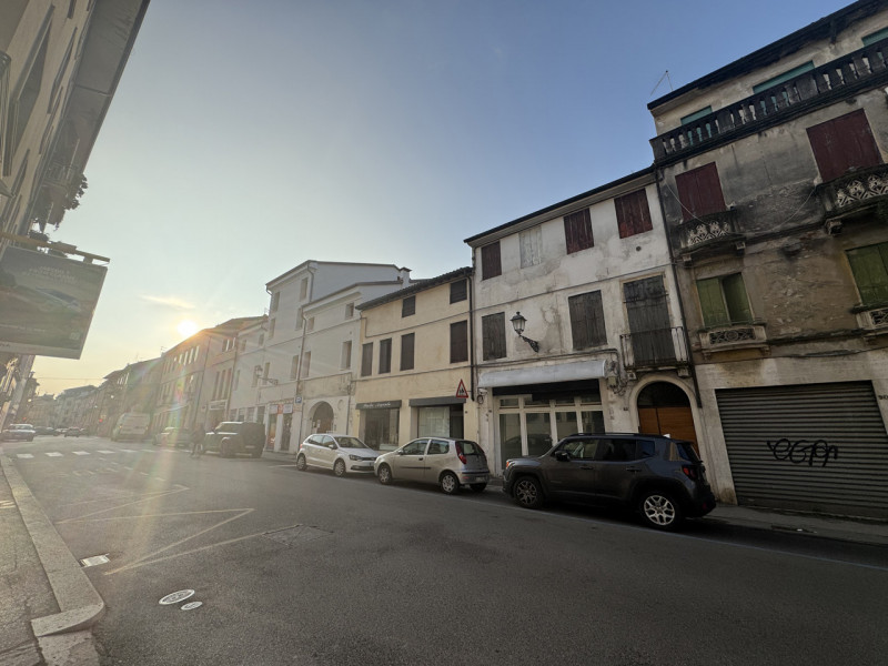 CONTRA' PORTA PADOVA N.98 -VICENZA- Raffinato e ristrutturato NEGOZIO di mq.77, con raffinate tra...