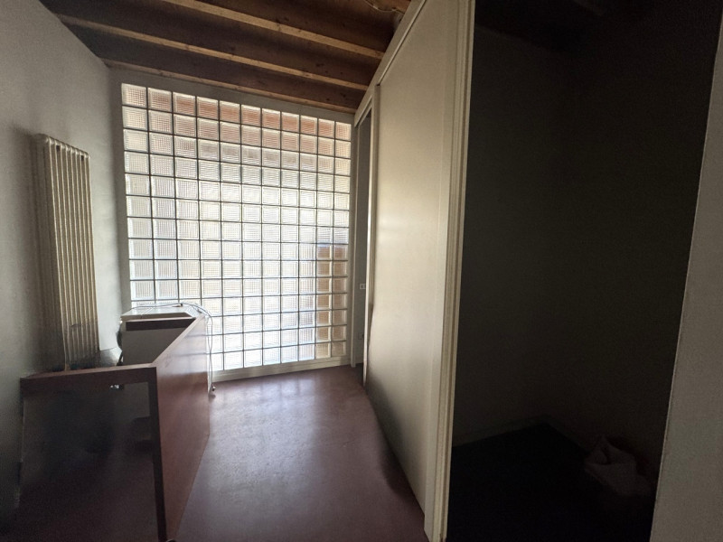 CONTRA' PORTA PADOVA N.98 -VICENZA- Raffinato e ristrutturato NEGOZIO di mq.77, con raffinate tra...