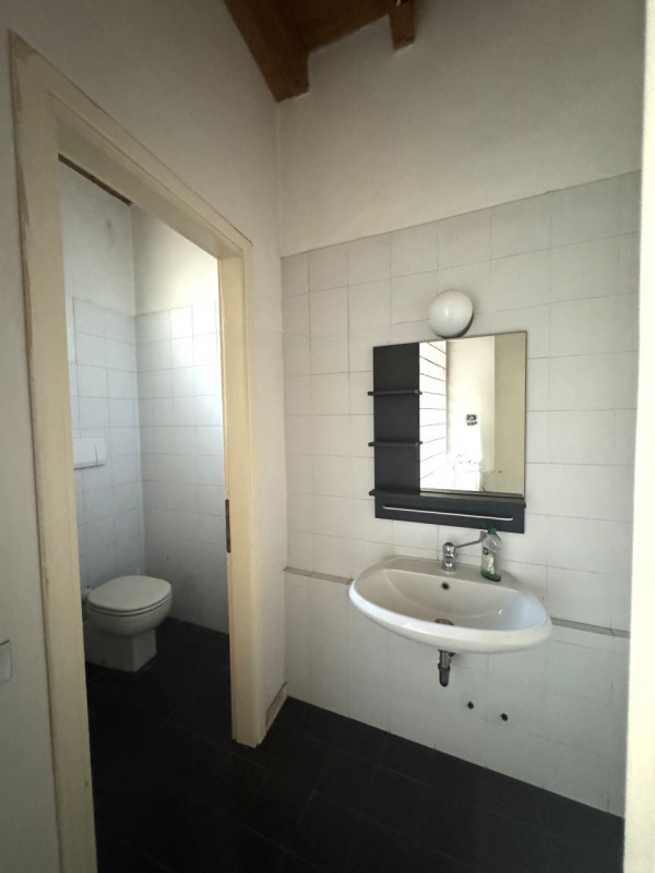 CONTRA' PORTA PADOVA N.98 -VICENZA- Raffinato e ristrutturato NEGOZIO di mq.77, con raffinate tra...