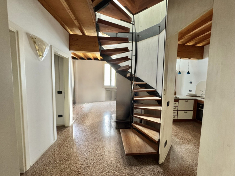 CONTRA' PORTA PADOVA N.92 - VICENZA - DUPLEX di mq.100 al piano primo e secondo/ultimo.
E' compos...