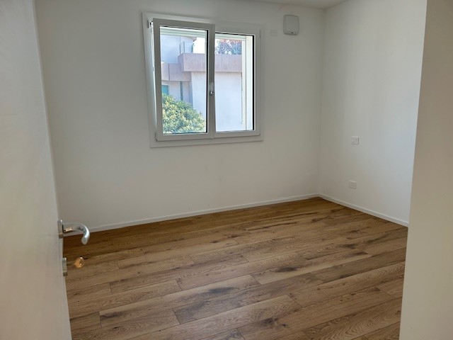 CENTRO, comodissimo ai mezzi pubblici e a tutti i servizi, proponiamo in affitto appartamento NUO...