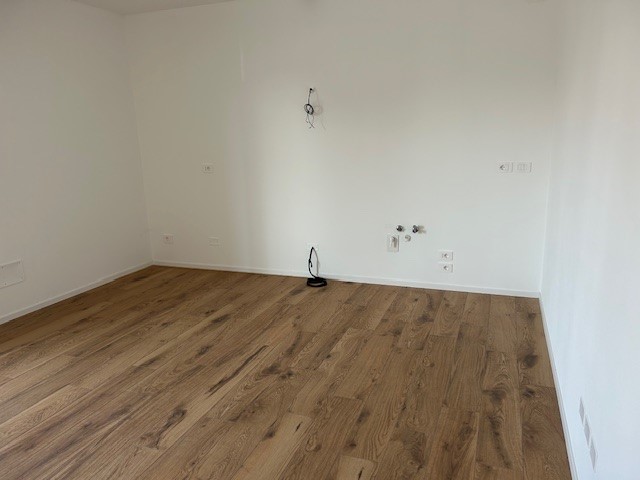 CENTRO, comodissimo ai mezzi pubblici e a tutti i servizi, proponiamo in affitto appartamento NUO...