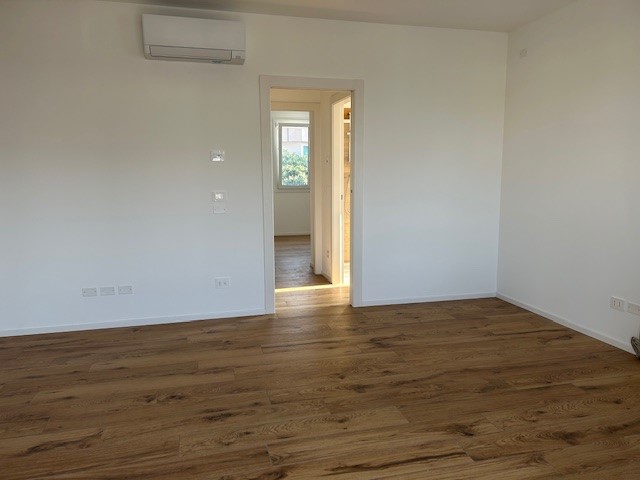 CENTRO, comodissimo ai mezzi pubblici e a tutti i servizi, proponiamo in affitto appartamento NUO...