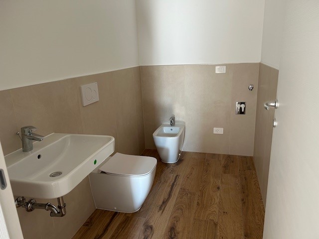 CENTRO, comodissimo ai mezzi pubblici e a tutti i servizi, proponiamo in affitto appartamento NUO...