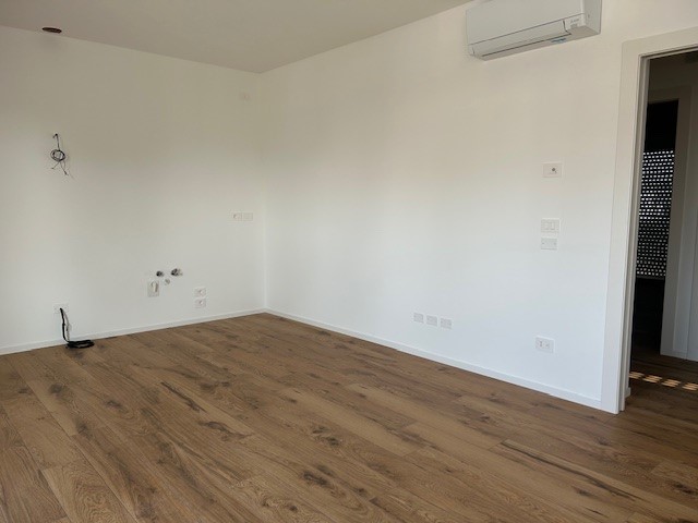 CENTRO, comodissimo ai mezzi pubblici e a tutti i servizi, proponiamo in affitto appartamento NUO...