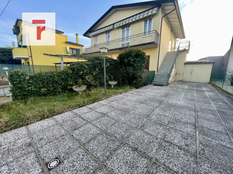 In zona Voltabarozzo nelle vicinanze dei principali servizi del quartiere.

A pochi metri dal fut...