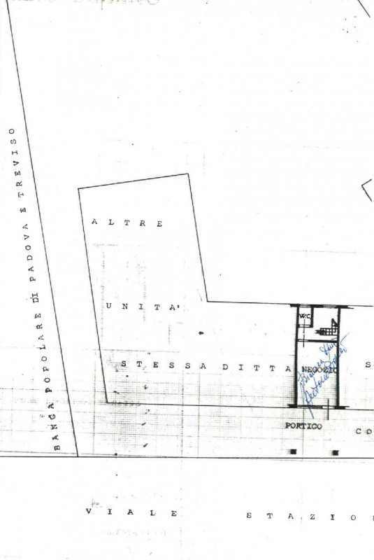 In posizione centralissima, di forte passaggio pedonale e veicolare, negozio al piano terra compl...