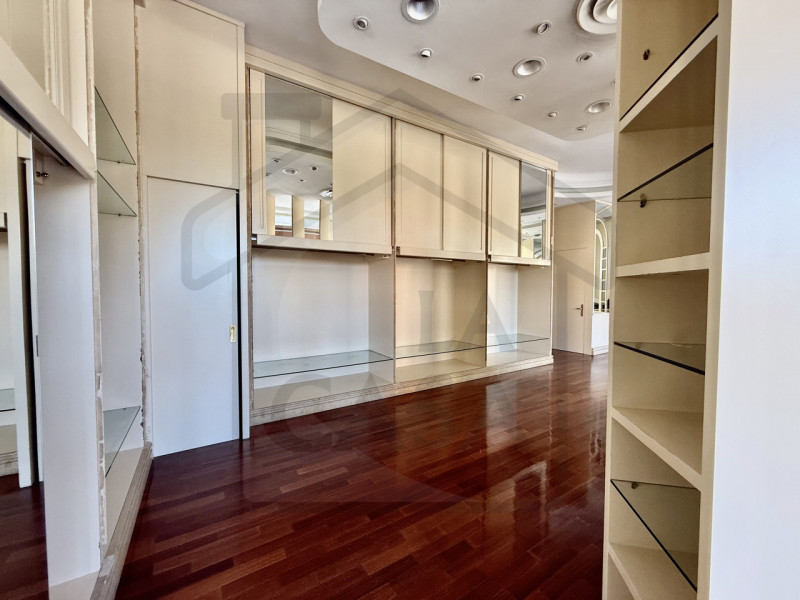 MONTEGROTTO TERME - Nel pieno centro della rinomata città termale di Montegrotto Terme, proponiam...