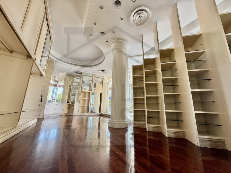 MONTEGROTTO TERME - Nel pieno centro della rinomata città termale di Montegrotto Terme, proponiam...