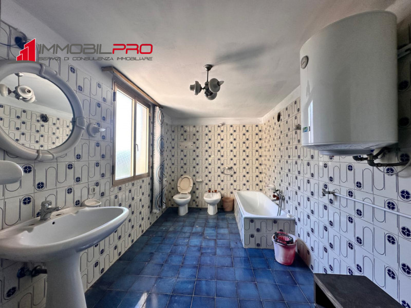 In caratteristico contesto di corte, proponiamo in vendita casa indipendente risalente agli anni ...