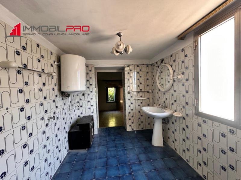 In caratteristico contesto di corte, proponiamo in vendita casa indipendente risalente agli anni ...