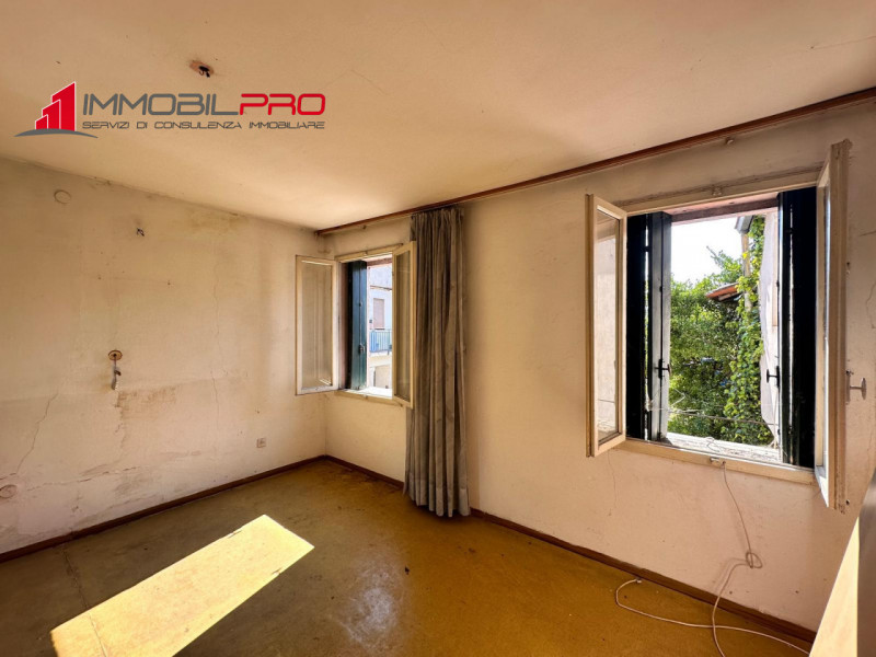 In caratteristico contesto di corte, proponiamo in vendita casa indipendente risalente agli anni ...