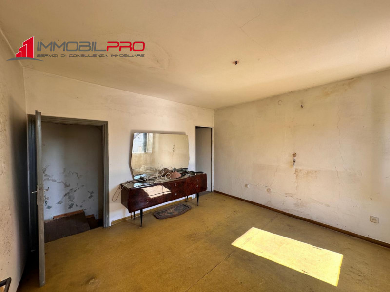 In caratteristico contesto di corte, proponiamo in vendita casa indipendente risalente agli anni ...