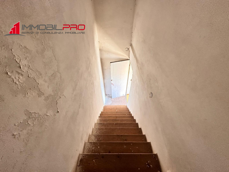 In caratteristico contesto di corte, proponiamo in vendita casa indipendente risalente agli anni ...