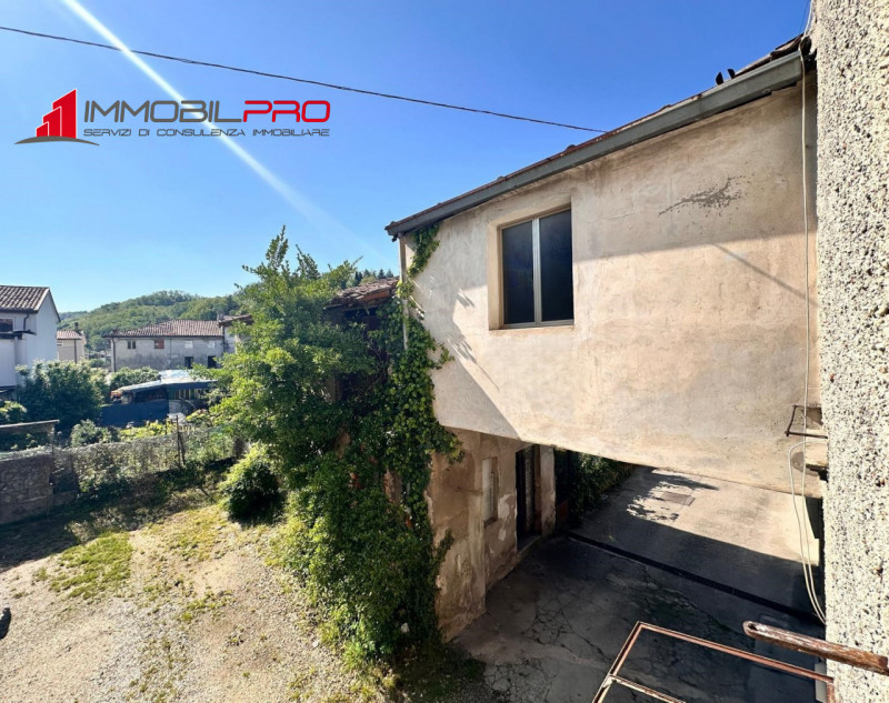 In caratteristico contesto di corte, proponiamo in vendita casa indipendente risalente agli anni ...