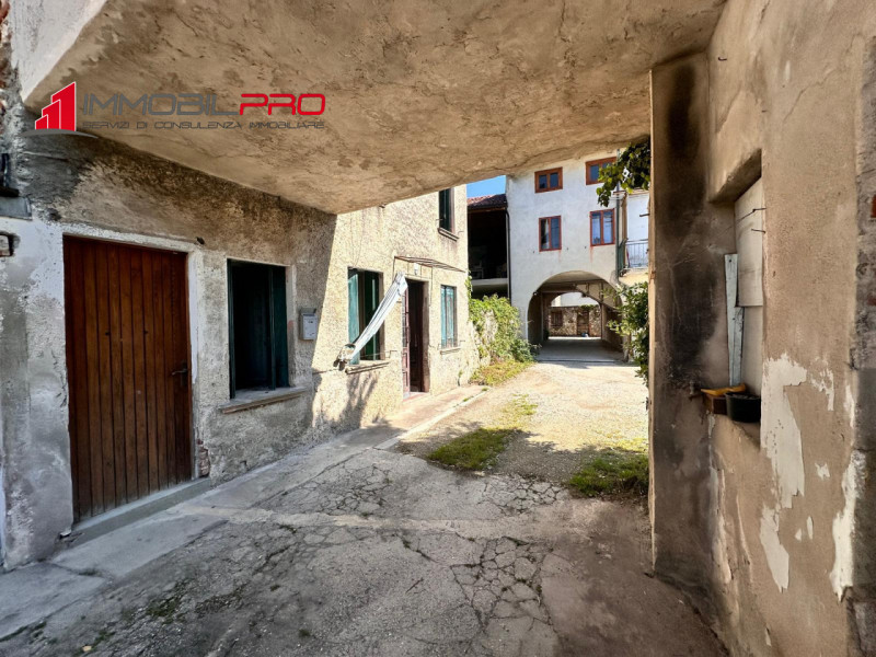 In caratteristico contesto di corte, proponiamo in vendita casa indipendente risalente agli anni ...