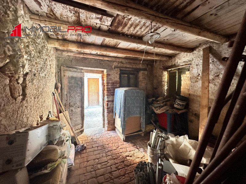 In caratteristico contesto di corte, proponiamo in vendita casa indipendente risalente agli anni ...