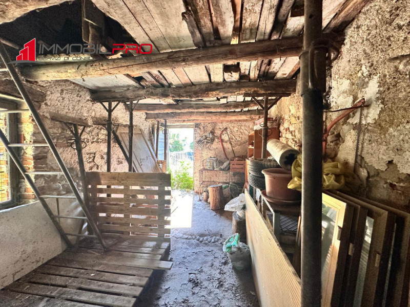 In caratteristico contesto di corte, proponiamo in vendita casa indipendente risalente agli anni ...