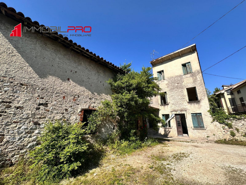 In caratteristico contesto di corte, proponiamo in vendita casa indipendente risalente agli anni ...